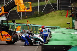 Marshals recover the crashed car of Lewis Hamilton, Mercedes AMG F1 W08