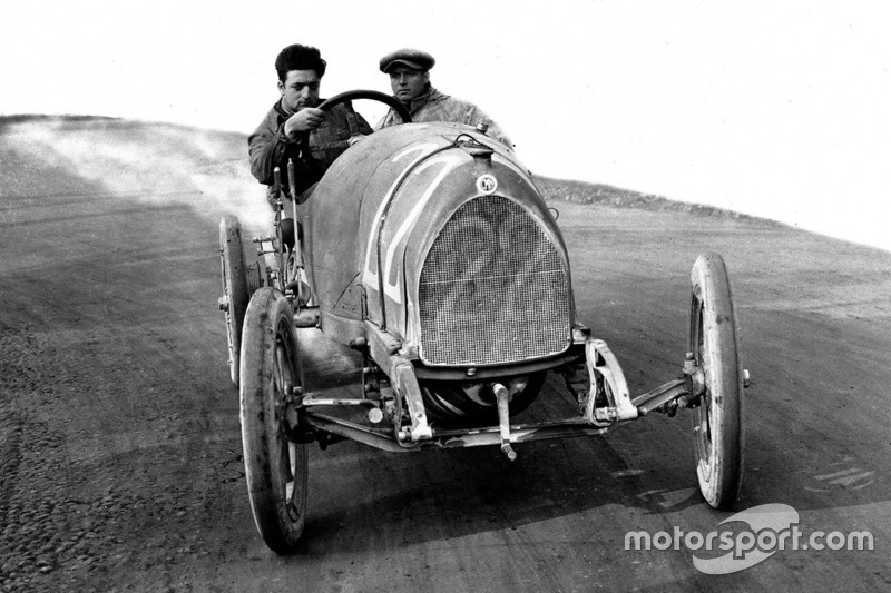 Enzo Ferrari lors d'essais avec le mécanicien Nino Berretta, 15-20 HP CMN