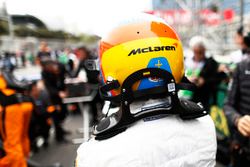 Fernando Alonso, McLaren, sur la grille