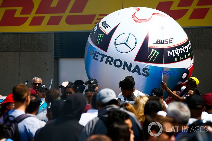 Un globo con forma del casco de Lewis Hamilton, Mercedes AMG F1