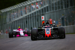 Romain Grosjean, Haas F1 Team VF-18, voor Esteban Ocon, Force India VJM11