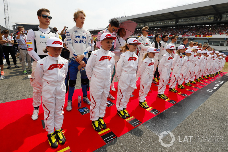 Drivers stand behind grid kids, Stoffel Vandoorne, McLaren, Brendon Hartley, Toro Rosso, Esteban Ocon, Force India, Lewis Hamilton, Mercedes AMG F1, Sergey Sirotkin, Williams, Sergio Perez, Force India, Carlos Sainz Jr, Renault Sport F1 Team, Romain Grosjean, Haas F1 Team, Max Verstappen, Red Bull Racing, and Valtteri Bottas, Mercedes AMG F1