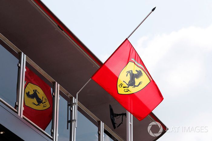 Banderas de Ferrari a media asta en honor a Sergio Marchionne