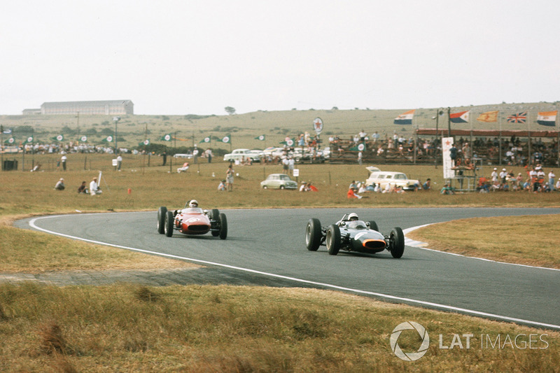 Richie Ginther, BRM P57 delante de Piet de Klerk, Alfa Romeo Special