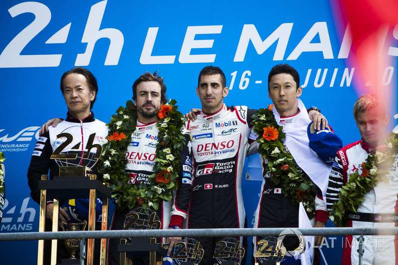 Genel klasman podyum: Yarış galibi Sébastien Buemi, Kazuki Nakajima, Fernando Alonso, Toyota Gazoo Racing, 2. Mike Conway, Kamui Kobayashi, Jose Maria Lopez, 3. Mathias Beche, Gustavo Menezes, Thomas Laurent, Rebellion Racing