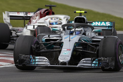 Valtteri Bottas, Mercedes AMG F1 W09, leads Marcus Ericsson, Sauber C37