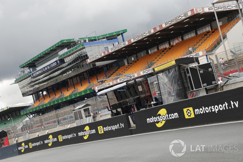Logo Motorsport.com dan Motorsport.tv di Le Mans