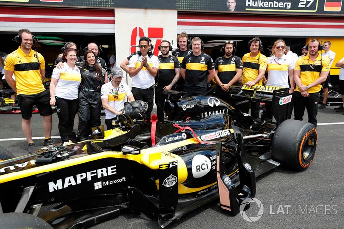 Aseel Al-Hamad, vuelve a boxes tras pilotar el F1 E20 de Renault de 2012 en el Renault Passion Parade
