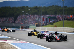 Romain Grosjean, Haas F1 Team VF-18, Sergio Perez, Force India VJM11, y Nico Hulkenberg, Renault Sport F1 Team R.S. 18