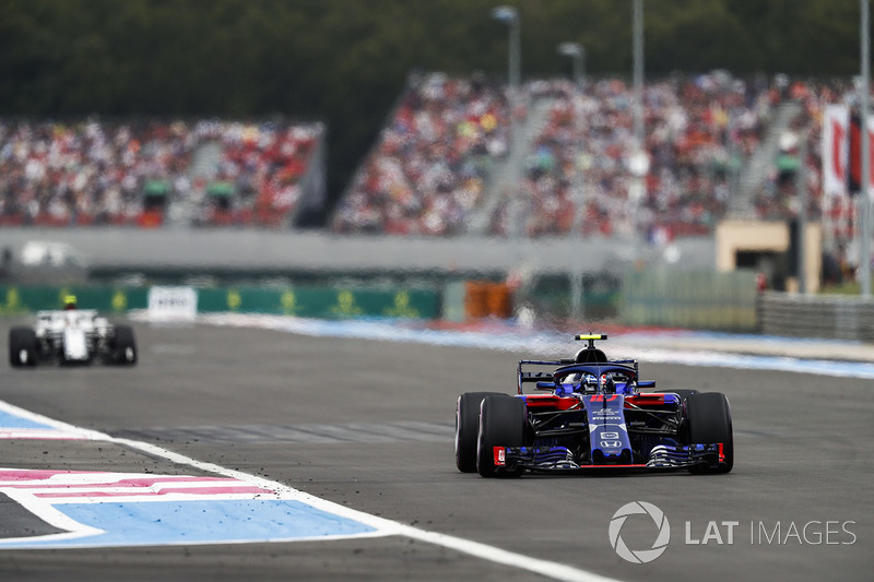 Pierre Gasly, Toro Rosso STR13, precede Charles Leclerc, Sauber C37