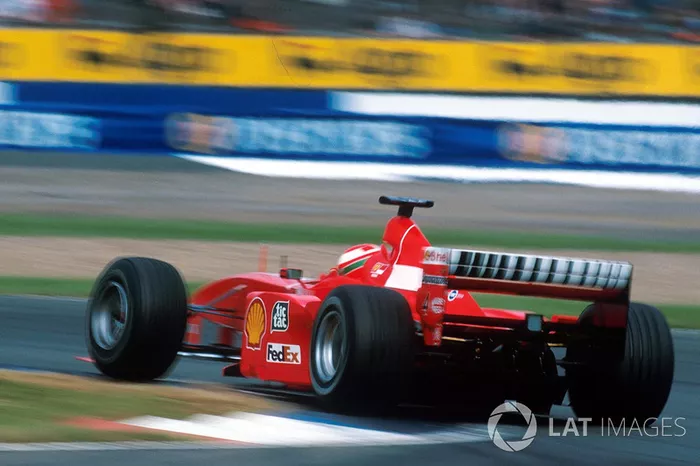 El sábado, después de una vuelta rodando en 1:24.804, Hakkinen logró la pole position, superando por 0.419 segundos a Schumacher. Coulthard fue tercero, quedándose a 0.790 segundos de su compañero, y cuarto salía Irvine.