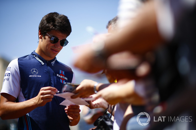Lance Stroll, Williams Racing signe des autographes