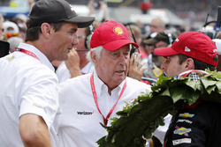 Will Power, Team Penske Chevrolet, Tim Cindric y Roger Penske en victory lane