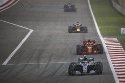 Valtteri Bottas, Mercedes AMG F1 W09, Kimi Raikkonen, Ferrari SF71H, et Daniel Ricciardo, Red Bull Racing RB14 Tag Heuer