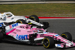 Esteban Ocon, Force India VJM11 Mercedes, Marcus Ericsson, Sauber C37 Ferrari