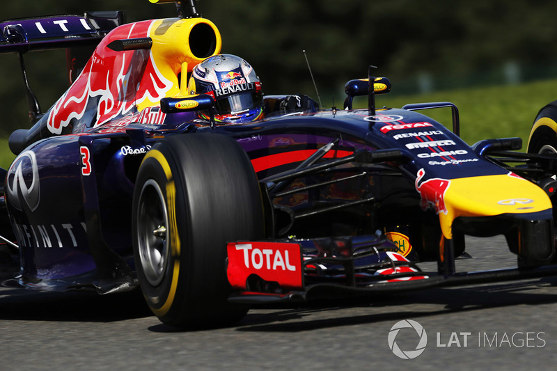 Ricciardo aproveitou a controvérsia entre a dupla da Mercedes, Lewis Hamilton e Nico Rosberg...