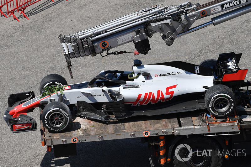 El coche chocado de Romain Grosjean, Haas F1 Team VF-18 es llevado a pits