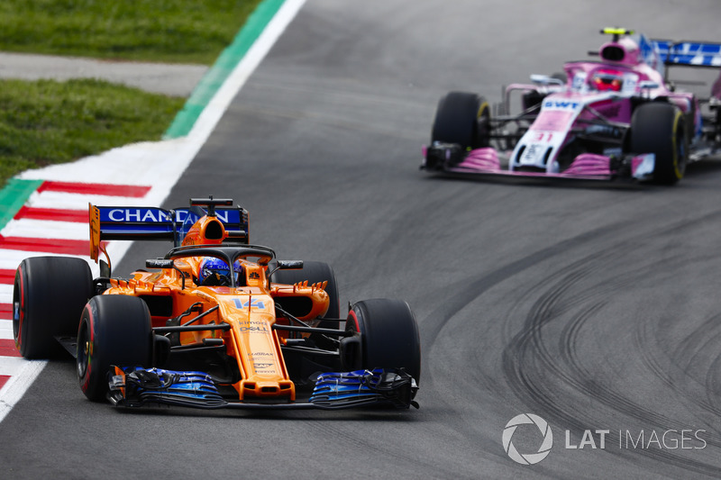 Fernando Alonso, McLaren MCL33, Esteban Ocon, Force India VJM11