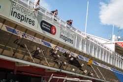 Esteban Gutiérrez, equipo de F1 de Haas VF-16 es llevado  hacia atrás a los pits
