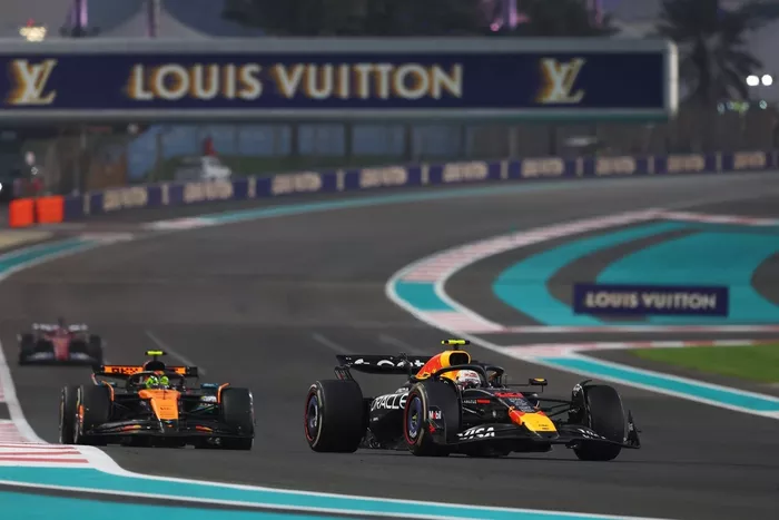 Lando Norris, McLaren, Yuki Tsunoda, Red Bull Racing Team