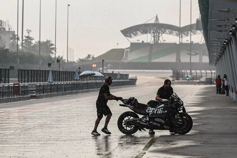 La voie des stands sous la pluie à Sepang