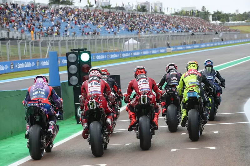 Les pilotes quittant la voie des stands
