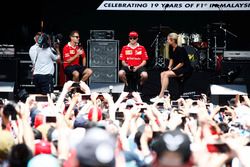 Sebastian Vettel, Ferrari, Kimi Raikkonen, Ferrari, en el escenario