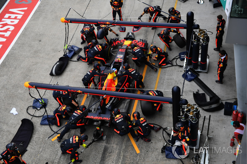 Max Verstappen, Red Bull Racing RB13 pit stop