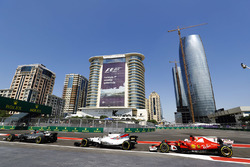 Romain Grosjean, Haas F1 Team VF-17, Felipe Massa, Williams FW40 et Sebastian Vettel, Ferrari SF70H, sortent de la voie des stands