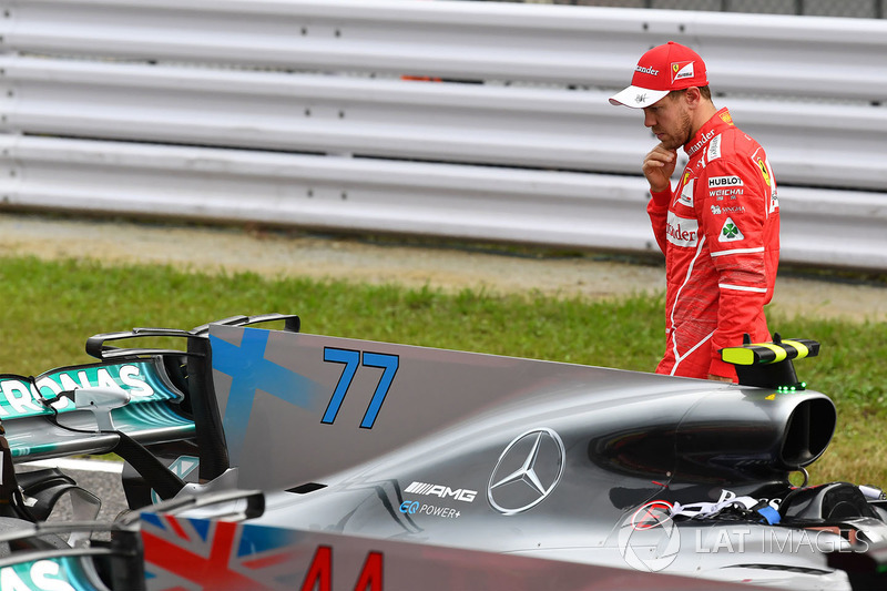 Sebastian Vettel, Ferrari bekijkt de Mercedes-Benz F1 W08 in parc ferme
