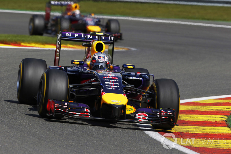 Daniel Ricciardo, Red Bull Racing RB10, devance Sebastian Vettel, Red Bull Racing RB10