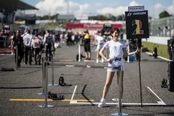 Une Grid Girl