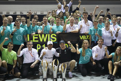 Le vainqueur Lewis Hamilton, Mercedes AMG F1, troisième place Valtteri Bottas, Mercedes AMG F1, font la fête avec l'équipe