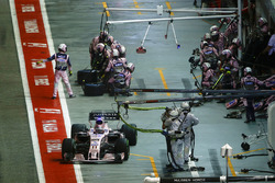 Sergio Perez, Sahara Force India F1 VJM10, sort de son stand