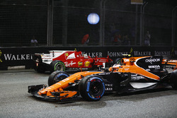 Стоффель Вандорн, McLaren MCL32Себастьян Феттель, Ferrari SF70H