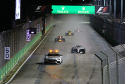 Le Safety Car devant Lewis Hamilton, Mercedes AMG F1 W08