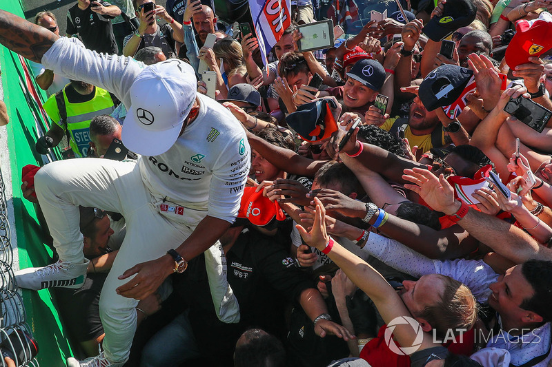 Race winner Lewis Hamilton, Mercedes AMG F1 celebrates, the fans