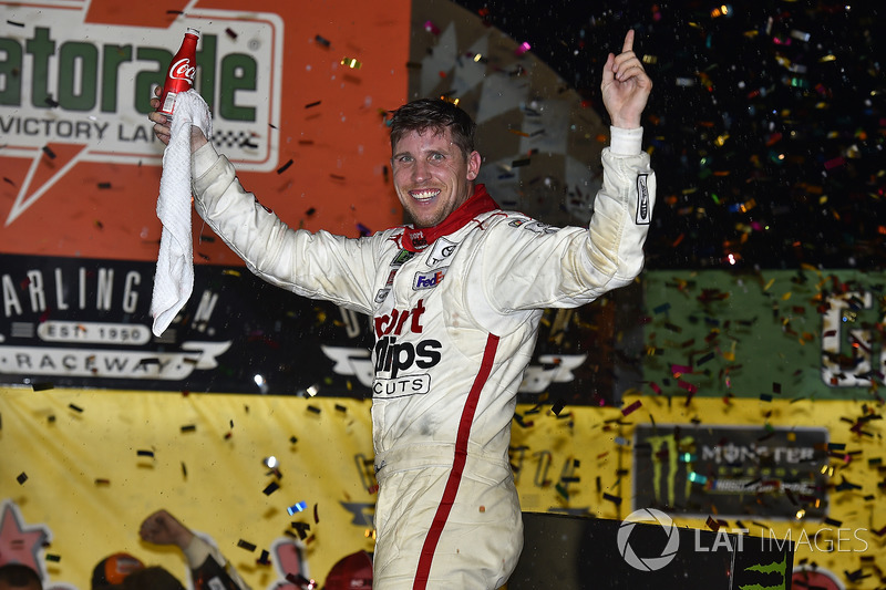 Em Darlington, Denny Hamlin "varreu" o fim de semana da NASCAR, com triunfos no sábado, pela Xfinity Series, e no domingo, pela Cup.