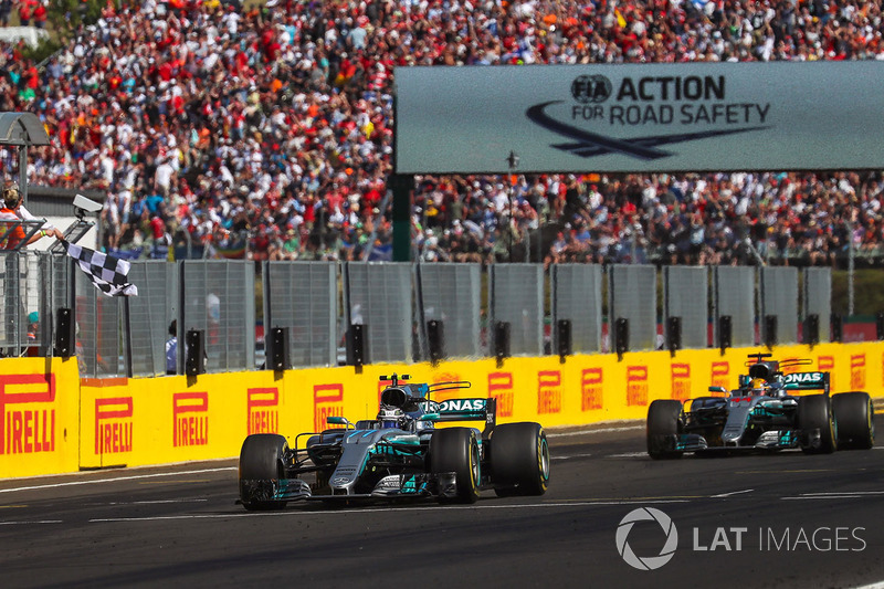 Valtteri Bottas, Mercedes-Benz F1 W08 Hybrid, Lewis Hamilton, Mercedes-Benz F1 W08 Hybrid cross the line