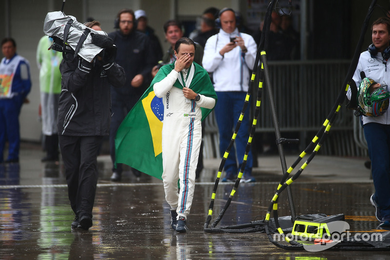Felipe Massa unter Tränen in der Boxengasse