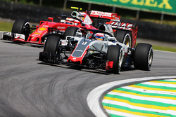 Mit Cockpitschutz Halo: Romain Grosjean, Haas F1 Team VF-16; Kimi Räikkönen, Ferrari SF16-H