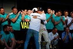 Valtteri Bottas, Mercedes AMG F1, es felicitado por Lewis Hamilton, Mercedes AMG F1