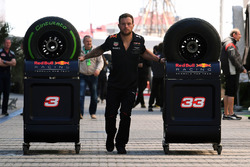 Механік Red Bull Racing із шинами Pirelli