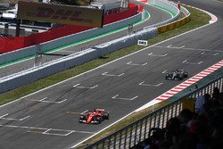 Sebastian Vettel, Ferrari SF70H en Lewis Hamilton, Mercedes-Benz F1 W08 vechten voor positie