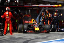 Daniel Ricciardo, Red Bull Racing RB13, pit stop