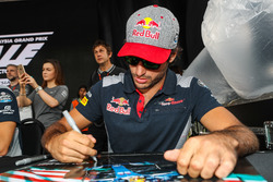Carlos Sainz Jr., Scuderia Toro Rosso signs autographs for the fans