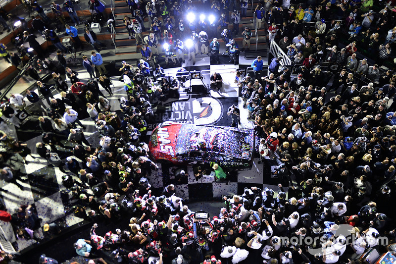 5. Kurt Busch, Stewart-Haas Racing Ford, celebra la victoria en la Daytona 500