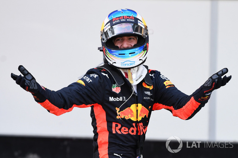 A futamgyőztes Daniel Ricciardo ünnepel a parc fermében