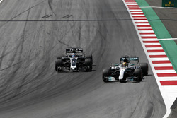 Romain Grosjean, Haas F1 Team VF-17, Lewis Hamilton, Mercedes AMG F1 F1 W08