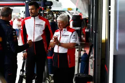 Herbie Blash en el  paddock con el uniforme de Porsche